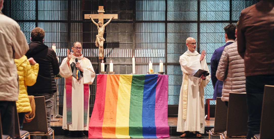 Liebe gewinnt: Die Priester Heiner Dresen und Christian Olding beim Segnungsgottesdienst in Geldern (Foto:KNA)