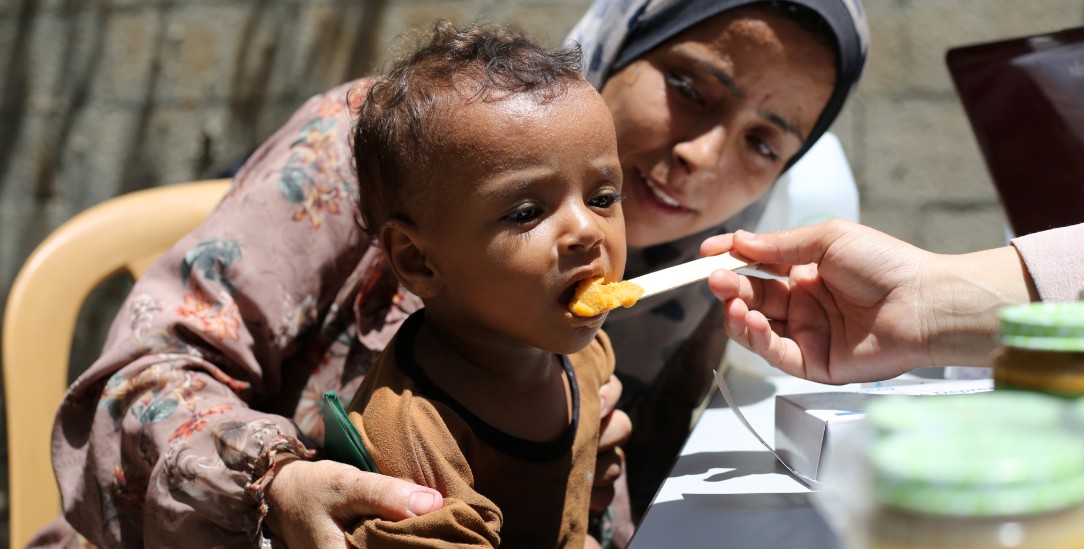 Endlich was zu essen: Spezialnahrung von UNICEF für ein mangelernährtes Kind im zentralen Gazastreifen (Foto: © UNICEF/UNI851516/Eyad El Baba)