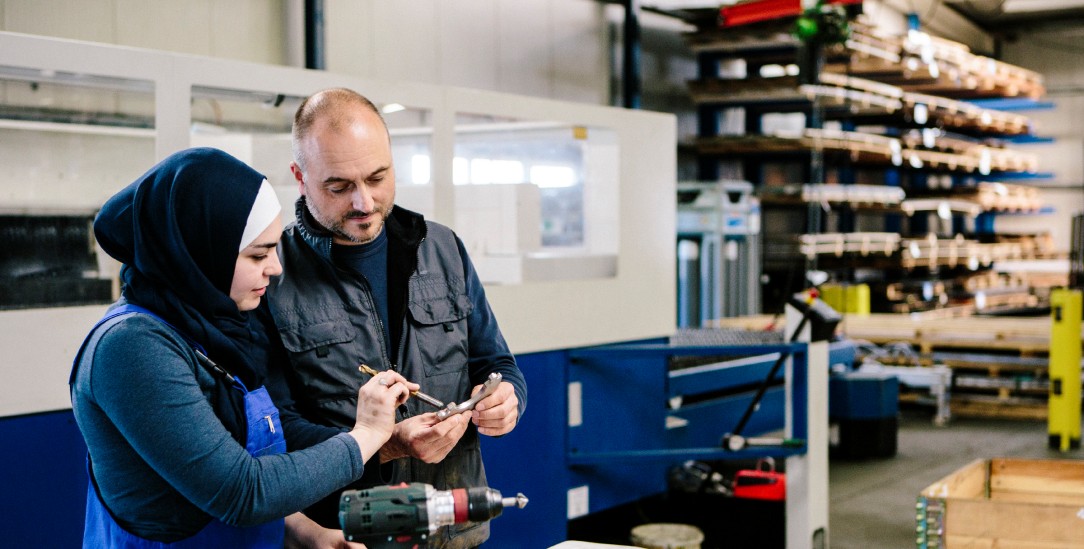 Fehlen auf dem Arbeitsmarkt: Fachkräfte aus dem Ausland.(Foto: istock / fotografixx)