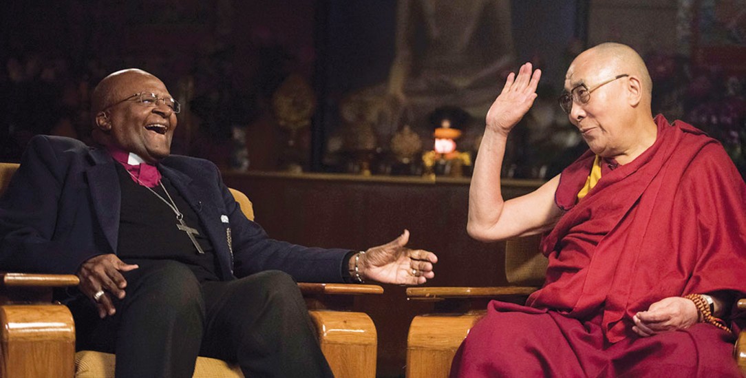 Außergewöhnliche Freundschaft: Der 2021 verstorbene Desmond Tutu und der Dalai Lama bei einem langen Gespräch im Jahr 2015 (Foto: filmstarts.de / tenzin_choejor)