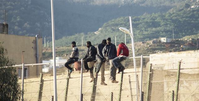 Festung Europa: Geflüchtete bei dem Versuch, den Grenzzaun zwischen Marokko und Melilla zu überqueren.