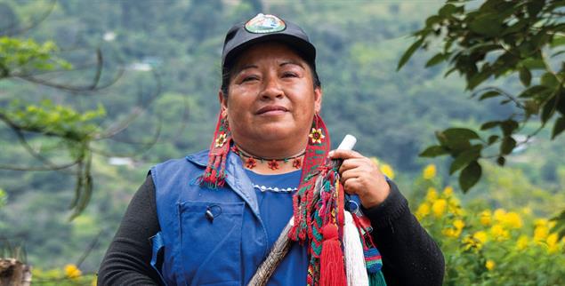Alicia Ilamo ist 42 Jahre alt. Sie gehört zur Guardia Indígena, einer unbewaffneten Wache im indigenen Selbstverwaltungsgebiet Tacueyó im Südwesten Kolumbiens. (Foto: Mauricio Bustamante)