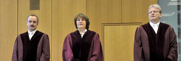 Entscheidung gefällt: Der 1. Senat des Bundesarbeitsgerichts mit der Vorsitzenden Richterin Ingrid Schmidt (M) und den Beisitzern Rüdiger Linck (l) und Ulrich Koch (r) am 20.11.2012 in Erfurt im Bundesarbeitgericht. (Foto: pa/Schutt)