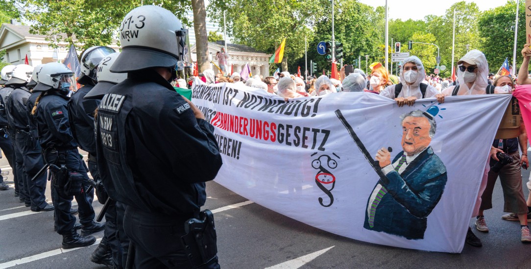Protest gegen Regierungsplan: Polizeieinsatz in Düsseldorf bei einer Demonstration im Juni gegen das geplante Versammlungsgesetz. (Foto: imago images/Jochen Tack)