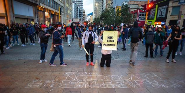 Demonstranten in der Hauptstadt Bogotá nach dem Tod von Javier Ordoñez in Polizeigewahrsam (Foto: PA/Nur Photo/Sebastian Barros)