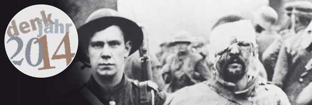 November 1916: Ein verwundeter deutscher Soldat wird von einem britischen Soldaten in Kriegsgefangenschaft geführt. Die Wunden, die der Erste Weltkerieg schlug, wurden von vielen Kirchenvertretern theologisch überhöht. (Foto: pa/Mary Evans Picture Library)

