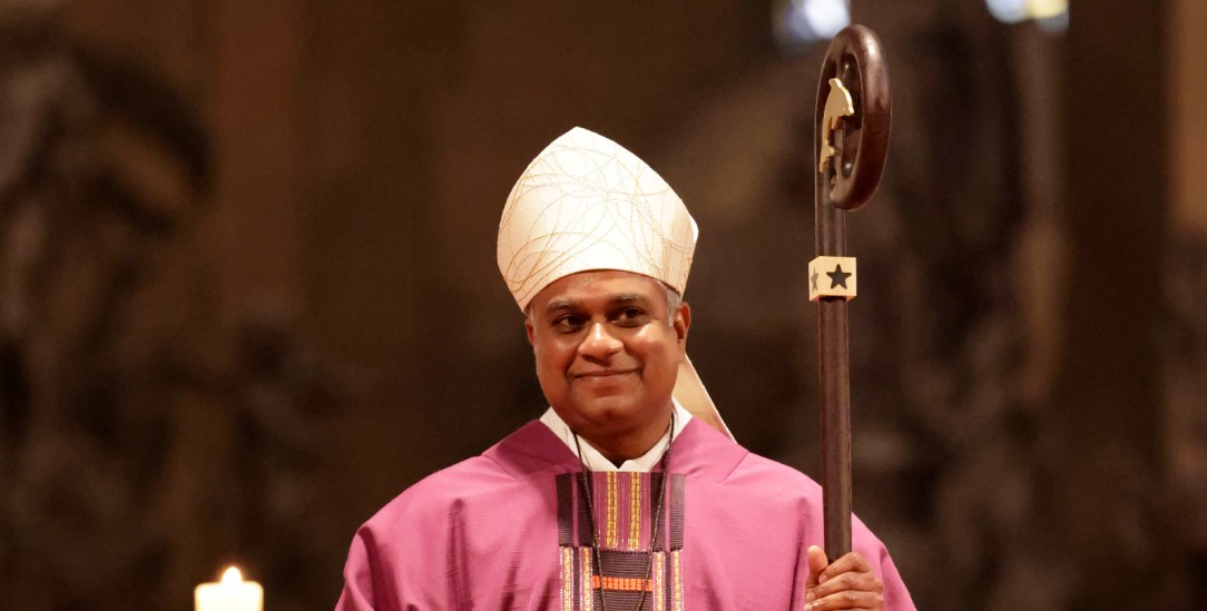 »Pater Joshy« bei seiner Bischofsweihe im Mainzer Dom – mit dem Hirtenstab aus Holz, in den sein Lieblingstier, der Delfin, eingearbeitet ist. Delfine, sagte man in der Antike, retten Schiffbrüchige. Das Symbol ging auf Christus als »Seelenretter« über; nun verwendet es Pottackal. (picture alliance/Geisler-Fotopress/Peter Back)