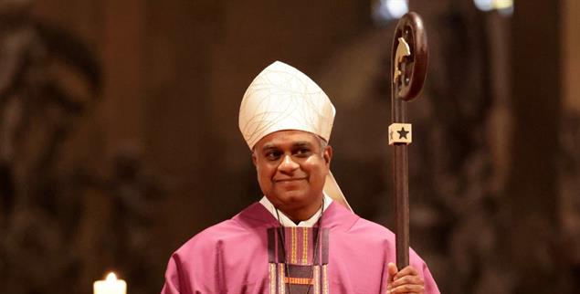 »Pater Joshy« bei seiner Bischofsweihe im Mainzer Dom – mit dem Hirtenstab aus Holz, in den sein Lieblingstier, der Delfin, eingearbeitet ist. (picture alliance/Geisler-Fotopress/Peter Back)
