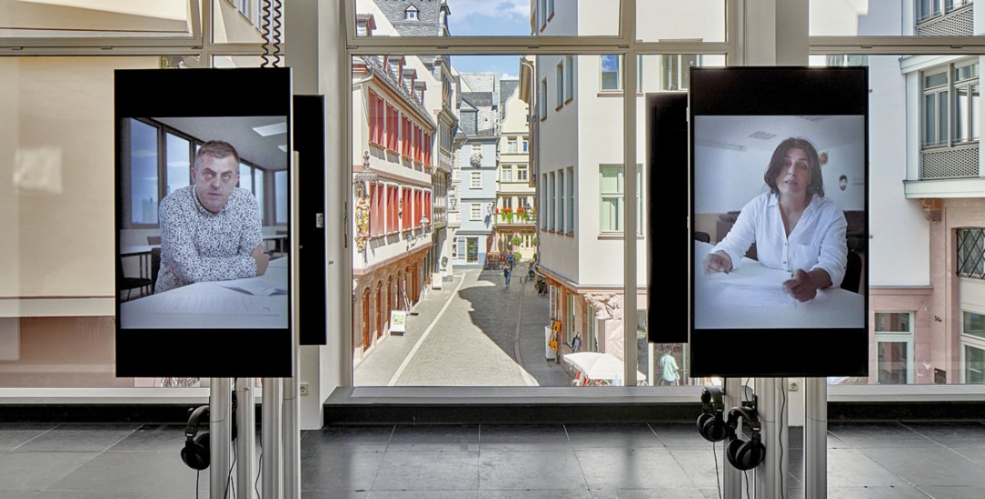 Fenster zur Öffentlichkeit: Angehörige erzählen in Videos ihre Geschichten (Foto: Pressefoto Frankfurter Kunstverein)