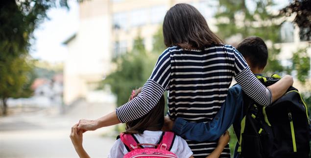 Abgehängt: Alleinerziehende und ihre Kinder sind besonders häufig von Armut betroffen. (Foto: Getty Images / iStockphoto / damircudic)