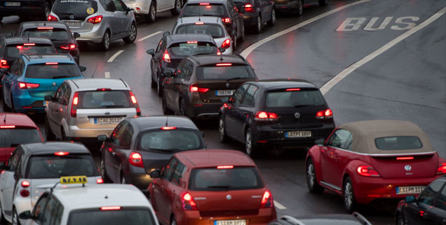 Autos stehen im Stau, ein Bus hätte dagegen freie Fahrt: Das Dieselurteil von Leipzig weist den Weg in eine Zukunft mit einer anderen Art der Mobilität (Foto: pa/dpa/Marijan Murat)