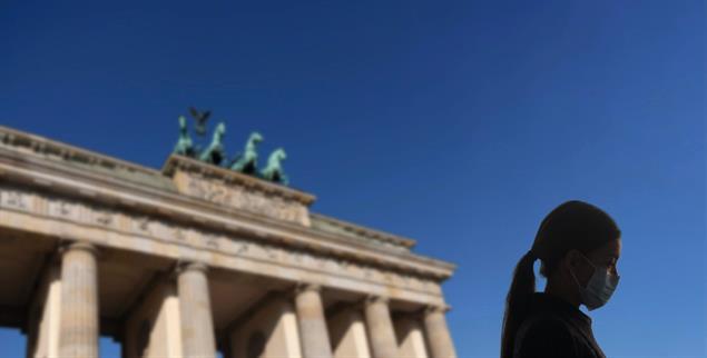 Einsam vor dem Brandenburger Tor: Sind die Kontaktsperren verhältnismäßig? (Foto: Alamy/Maridav)