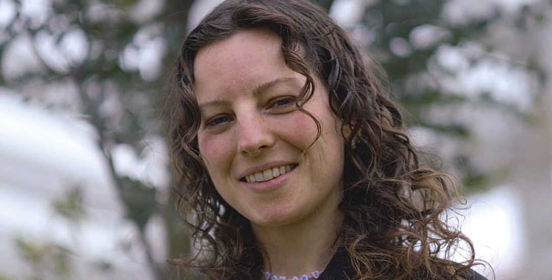 Nana Myrrhe wuchs in einer evangelikalen Freikirche auf und lernte, sich ihrer Sexualität zu schämen. Es dauerte viele Jahre, bis sie sich freischwamm. (Foto: privat)