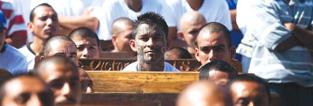Bereit, der Gewalt abzuschwören?;  Mara-Bosse bei einer Messe im Gefängnis  (Foto: pa/Romero)

