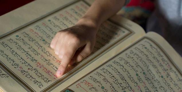 Einführung in den Koran: Wer soll den islamischen Religionsunterricht in Nordrhein-Westfalen mitgestalten? (Foto: Getty Images/iStockphoto/mustafagull)