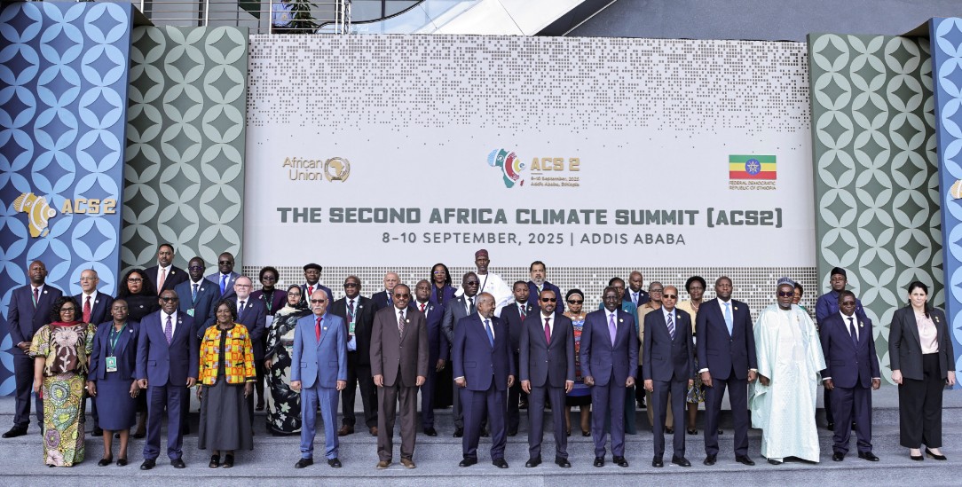 Schulter an Schulter für den Wandel: Staats- und Regierungschefs sowie Delegierte beim Gruppenfoto des zweiten Afrikanischen Klimagipfels. (Foto: PA/Reuters/Tiksa Negeri)