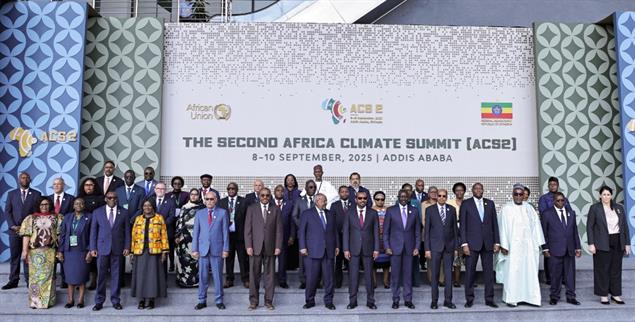 Schulter an Schulter für den Wandel: Staats- und Regierungschefs sowie Delegierte beim Gruppenfoto des zweiten Afrikanischen Klimagipfels. (Foto: PA/Reuters/Tiksa Negeri)