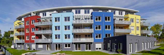 In die fünfstöckige, halbrunde Anlage der Vaubanaise eG im Freiburger Stadtteil Vauban zogen im Juni 2013 die ersten Bewohner ein: Dieses Projekt wird jetzt zum Vorbild für die Regensburger Genossenschaft "W.I.R." (Foto: Urs Bürkle)