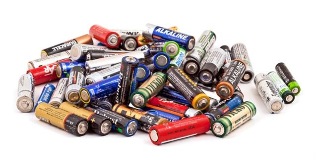 Vorsicht: Wer Batterien fachgerecht entsorgt, vermeidet Brände in den Sortieranlagen (Foto: istock by Getty /  vasiliki)