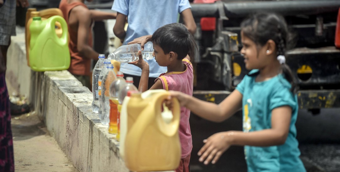 Anstehen für Wasser: Indien erlebt aktuell eine extreme Hitzewelle. (Foto: Raj K Raj/Hindustan Times/imago-images.de)
