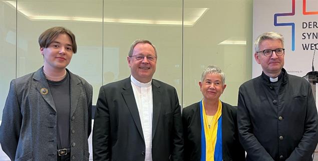 Zweckoptimismus: Mara Klein, Bischof Georg Bätzing, ZdK-Präsidentin Irme Stetter-Karp, Bischof Peter Kohlgraf bei der Sitzung des Synodalen Ausschusses. (Foto: Deutsche Bischofskonferenz/Ewelina Sowa)