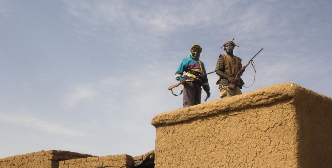 Auf Patrouille: Im malischen Dorf Sabéré halten bewaffnete Männer Ausschau (Foto: Rühl)
