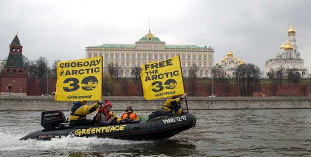 Greenpeace fordert in Moskau die Freilassung seiner inhaftierten Aktivitsten. (Foto: pa/Maxim Blinov/RIA Novosti)