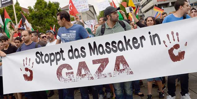 "Stoppt das Massaker in Gaza": Teilnehmer einer Kundgebung in Stuttgart protestieren gegen die israelischen Angriffe. Personen des öffentlichen Lebens von Angela Merkel bis Nikolaus Schneider warnen vor Antisemitismus, vermeiden es aber gleichzeitig,  einen Stopp der israelischen Bombardierungen zu fordern. Wer sich in diesem Szenario für die Rechte der Palästinenser einsetzt, ist wieder dort, wo er vor dem Krieg hingerückt wurde, nämlich auf der antiisraelischen oder gar der antisemitischen Seite, beklagt Wltrud Rösch-Metzler. (Foto: pa/ Maurer)
