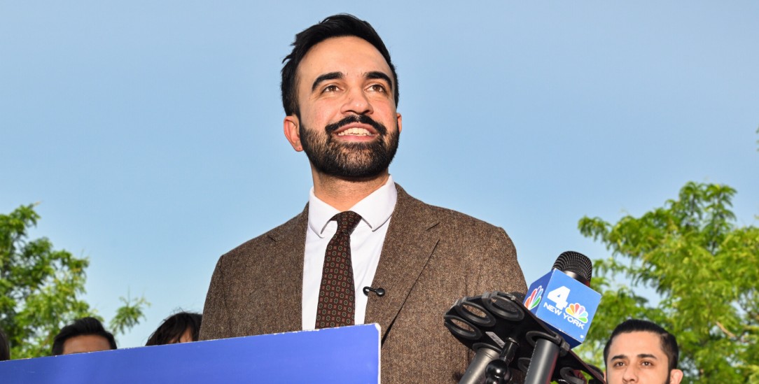 Geboren in Uganda; die Familie hat indische Wurzeln. Nun könnte Zohran Mamdani Bürgermeister von New York werden. (Foto: pa/ZUMA Press/Laura Brett)