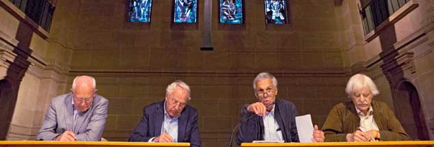 Aktionen in Mainz: Friedhelm Hengsbach (von links), Geiko Müller-Fahrenholz, Konrad Raiser und Ulrich Duchrow diskutieren.  (Foto: epd/Bauer)