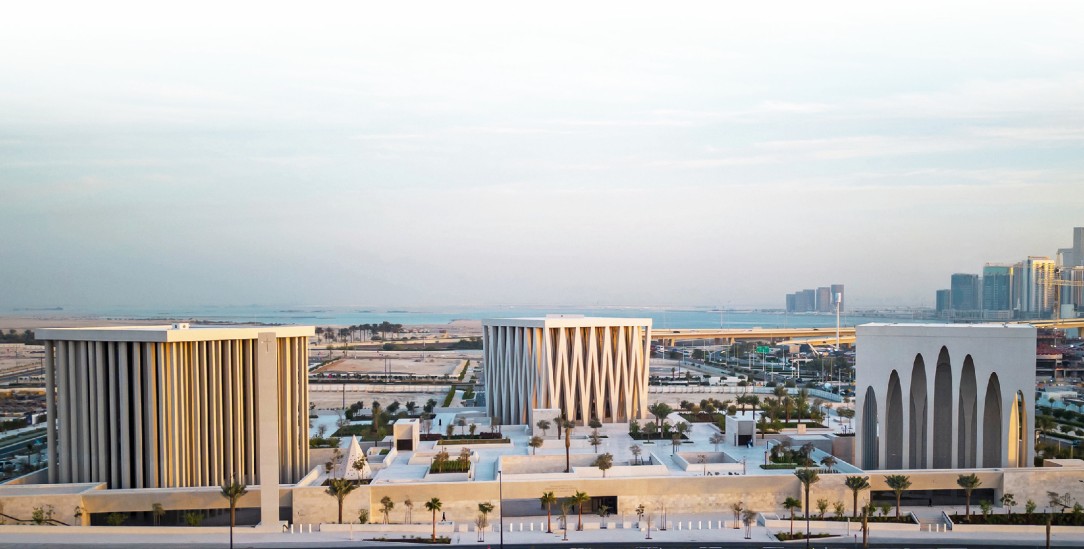  Drei Religionen, drei Betonwürfel: Kirche, Synagoge und Moschee in Abu Dhabi (Foto: Claudia Mende)