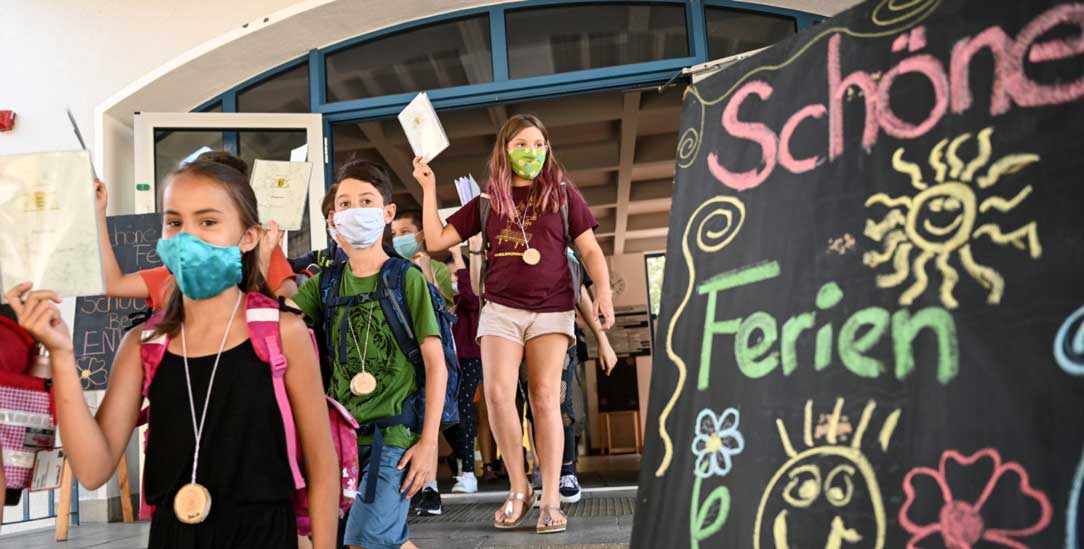  Ab in die Ferien! Schülerinnen und Schüler am Zeugnistag. Die Frage ist: Was kommt nach den Sommerferien? Abermals Homeschooling? (Foto: PA/DPA/Kästle)