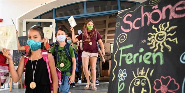  Ab in die Ferien! Schülerinnen und Schüler am Zeugnistag. Die Frage ist: Was kommt nach den Sommerferien? Abermals Homeschooling? (Foto: PA/DPA/Kästle)