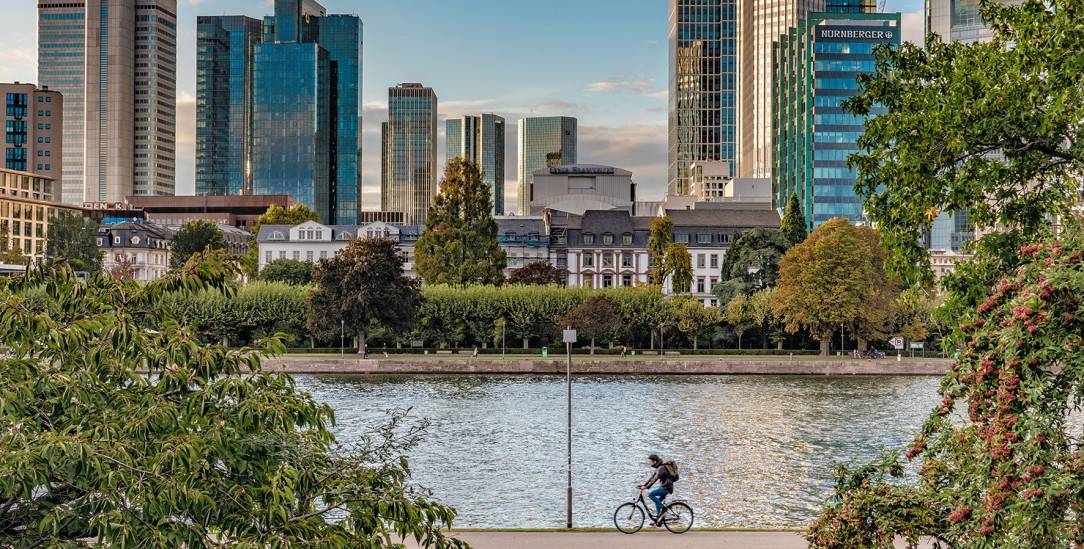 Am Ufer entlang: So schön wie hier in Frankfurt am Main kann der Weg zur Arbeit sein. (Foto: istock by Getty / stockinasia)