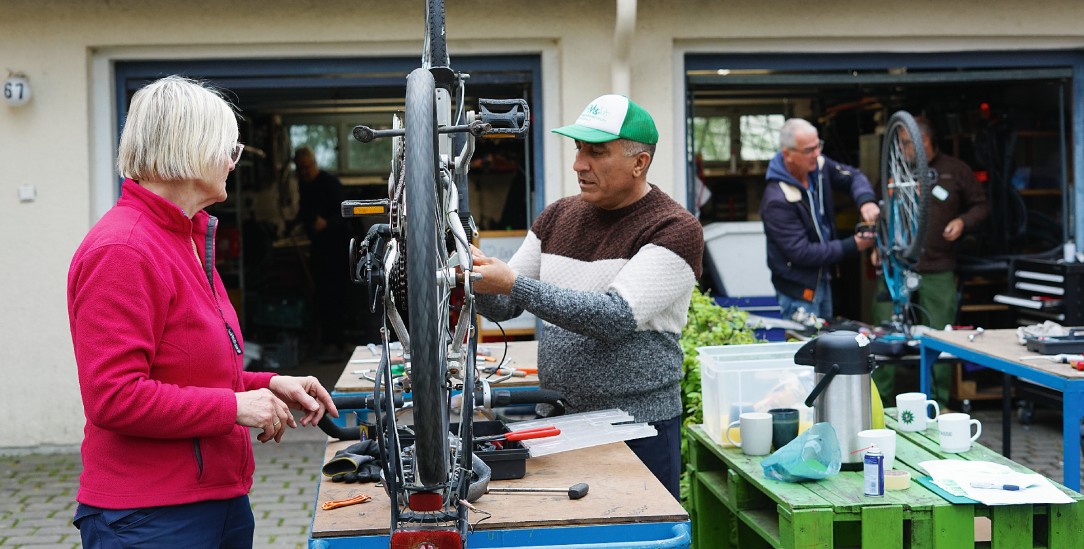 Mit ganzem Einsatz	: Avag Mstoyan mit seiner Chefin Marianne Kurlemann bei der Arbeit in der Fahrradwerkstatt(Foto: Christin Lesker)