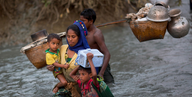 Angehörige der muslimischen Rohingya flüchten von Myanmar nach Bangladesch: Die häufigsten Ursachen von Flucht sind Gewalt und Kriege (Foto: pa/AP/Bernat Armangue)