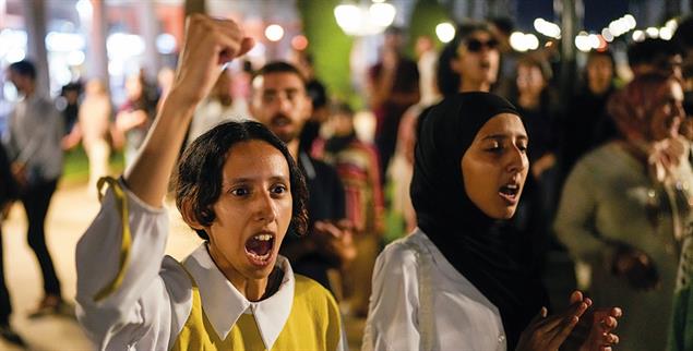 Junge Menschen protestieren gegen Korruption (Foto: pa/ap/Mosa’ab Elshamy)