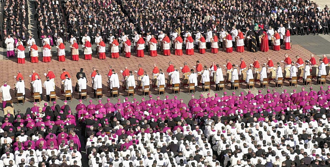 Kardinäle auf dem Petersplatz in Rom: Wie viele Purpurträger sind zum Wandel fähig? (Foto: pa/dpa/Boris Roessler)