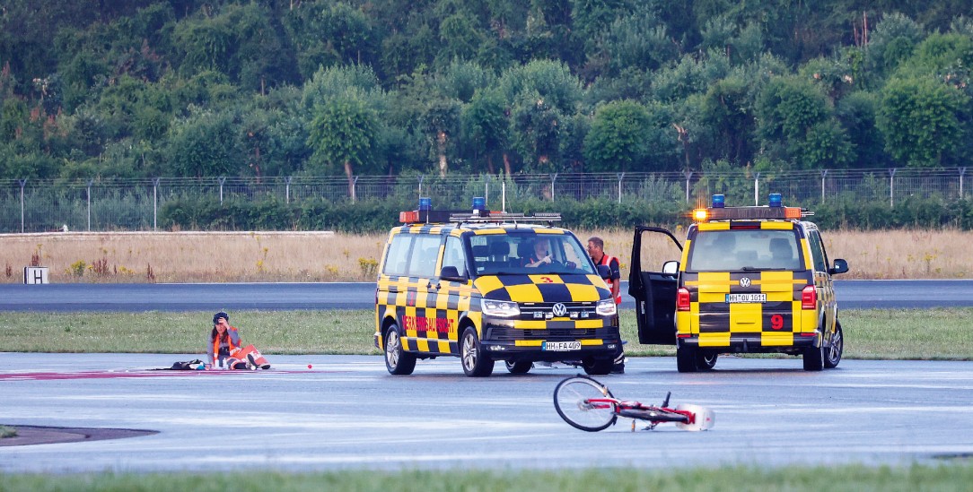 Klimaaktivisten der Gruppe Letzte Generation hatten sich im Juli 2023 auf einem Rollfeld des Hamburger Flughafens festgeklebt. (Foto: pa/dpa/Bodo Marks) Klimaaktivisten der Gruppe Letzte Generation hatten sich im Juli 2023 auf einem Rollfeld des Hamburger Flughafens festgeklebt. (Foto: pa/dpa/Bodo Marks)