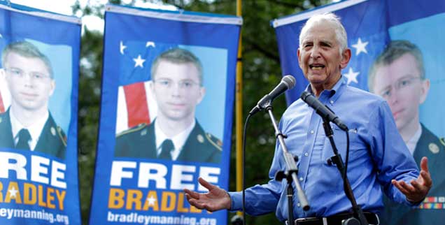 Daniel Ellsberg am 1. Juni 2013 bei einer Protestrede vor den Toren von Fort Meade: »Bradley Manning ist mein Held!« (Foto: pa/ap/Semansky) 