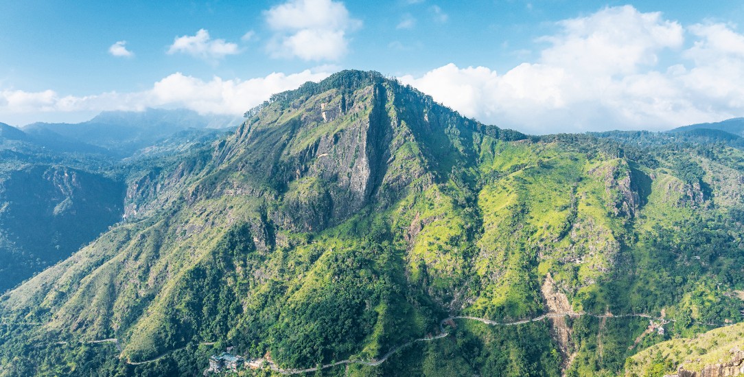 Alle machen ständig Fotos: Der Ella-Felsen in Sri Lanka ist ein Touristenmagnet. (Foto: A. Savin, Wikipedia)
