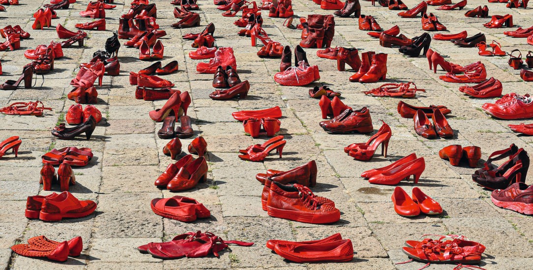 Initiiert von der mexikanischen Künstlerin Elina Chauvet sind Installationen mit roten Schuhen weltweit ein Symbol des Protests gegen Femizide geworden.(Foto: Alamy Photo / Simona Abbondio)