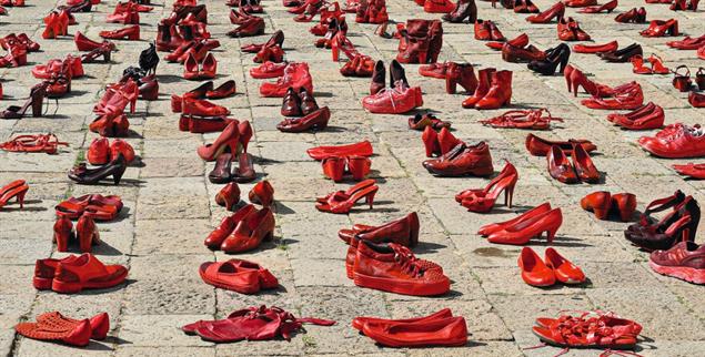 Initiiert von der mexikanischen Künstlerin Elina Chauvet sind Installationen mit roten Schuhen weltweit ein Symbol des Protests gegen Femizide geworden.(Foto: Alamy Photo / Simona Abbondio)