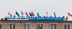 »Wer regiert die Welt? Die Brennstoffindustrie oder das Volk?«, Protestbanner zur Klimakonferenz in Warschau, die mit einem mageren Ergebnis endete (Foto: pa/Konrad Konstantynowicz/Greenpeace)