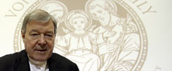 Der Kardinal, ein Meister der Ausflüchte: George Pell sagt von Rom aus per Video über sexuelle Gewalttaten katholischer Priester vor einer australischen Untersuchungskommission aus. Er findet: "Die Kirche hat enorme Fehler gemacht." Will heißen: "Ich nicht." (Foto: pa/ap/Gregorio Borgia)