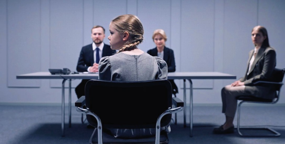 Integriert, aber abgelehnt: Die Hoffnungslosigkeit lässt die beiden Kinder der Familie zusammenbrechen. Das sogenannte Resignationssyndrom ist der reale Hintergrund dieses kafkaesken Dramas.