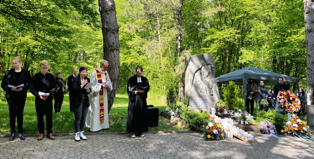 Bewegende Feier: Studierende bedanken sich für die Körperspenden bei einer Aussegnungsfeier auf dem Würzburger Waldfriedhof. (Foto: Christina Bartholomé)