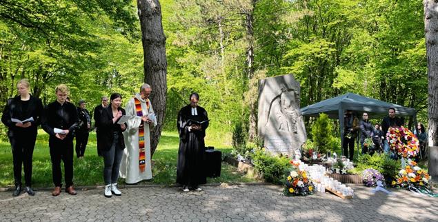 Bewegende Feier: Studierende bedanken sich für die Körperspenden bei einer Aussegnungsfeier auf dem Würzburger Waldfriedhof. (Foto: Christina Bartholomé)