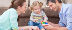 Viele Eltern wollen. mehr Zeit mit ihren Kindern verbringen, können sich eine reduzierte Arbeitszeit ohne finanziellen Ausgleich aber kaum leisten, die IG Metall greift das Thema bei den Tarifverhandlungen entgegen ursprünglichen Absichten jetzt doch nicht auf (Foto: detailblick/Fotolia.com)