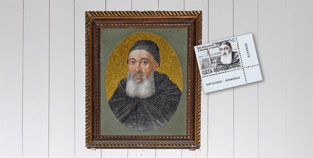 (Foto: wikipedia.org / Dalbéra, Jean-Pierre; Briefmarke: Vatican News)